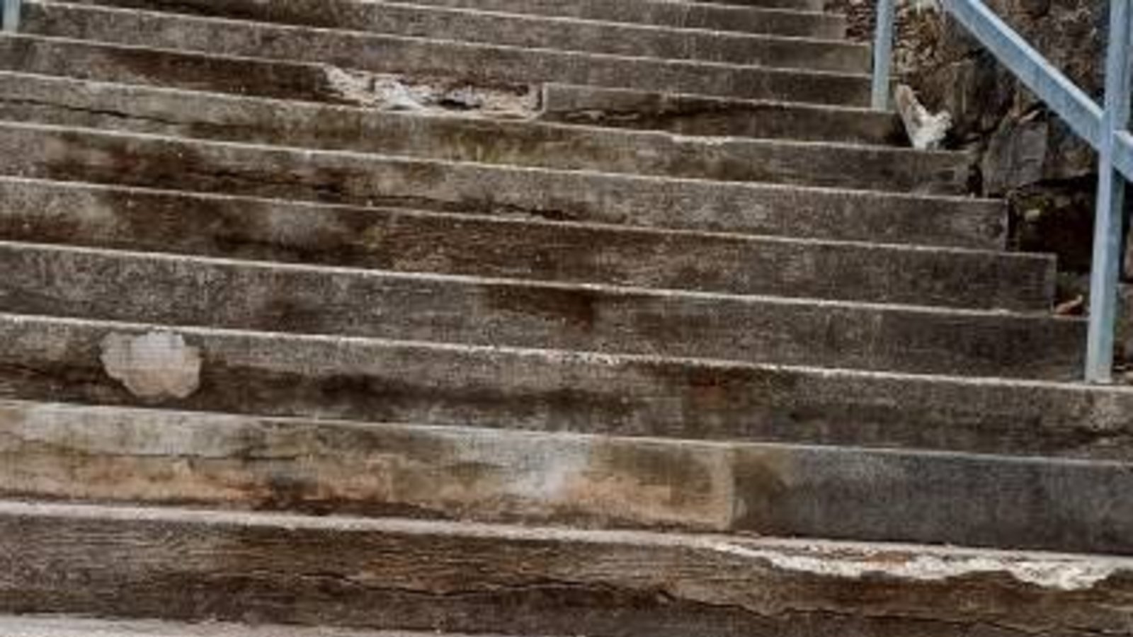 Der Zustand der alten Treppe war sehr schlecht. Der Zustand der alten Treppe war sehr schlecht.