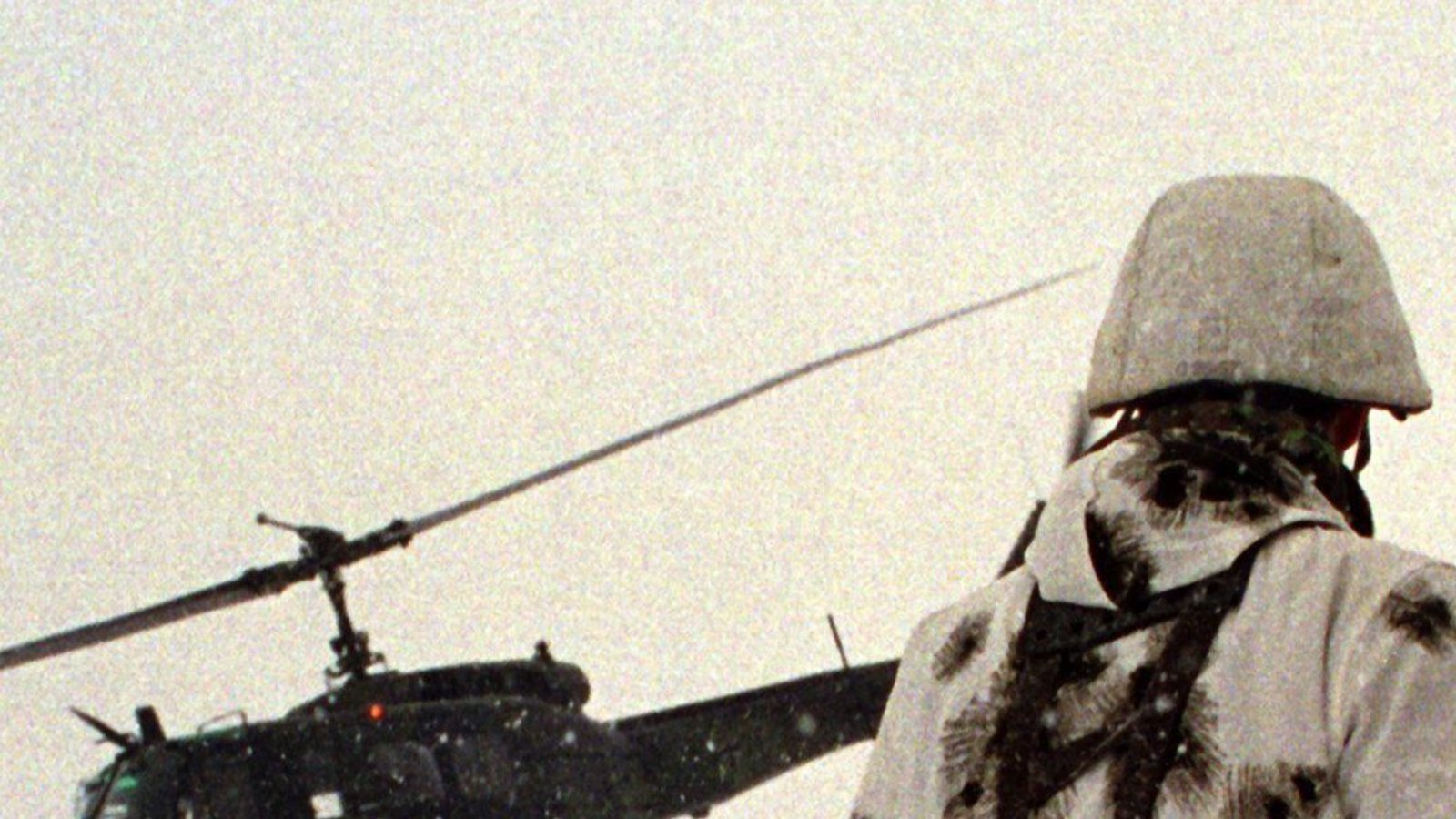 Bundeswehrsoldaten beobachten im Februar 1999 auf dem Truppenübungsplatz Münsingen einen Bundeswehrhubschrauber beim Start. Der letzte Bundeswehrsoldat verlässt Münsingen im Dezember 2005.Foto: dpa