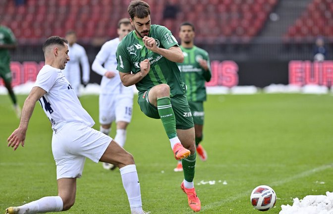 Jovan Milosevic kämpft im grünen Dress des FC St. Gallen gegen Nikola Katic vom FC Zürich. 
         
         Foto: imago/Pius Koller<span class='image-autor'>Foto: &nbsp;</span>