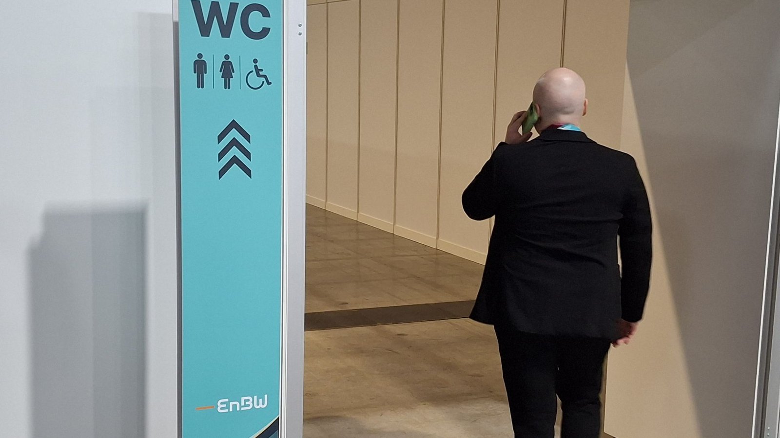 Beim CDU-Parteitag: EnBW-Logo auf WC-Wegweiser. (Archivbild)Foto: Andreas Müller