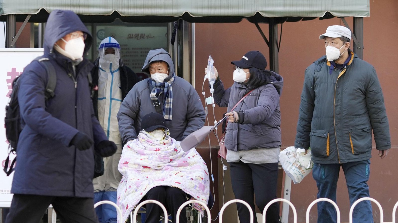 Menschen besuchen ein Krankenhaus zur ambulanten Behandlung von Fieber inmitten einer Welle von Covid-19-Fällen. Die chinesische Regierung hatte Anfang des Monats ihre strengen Antivirenmaßnahmen gelockert.Foto: dpa/kyodo Menschen besuchen ein Krankenhaus zur ambulanten Behandlung von Fieber inmitten einer Welle von Covid-19-Fällen. Die chinesische Regierung hatte Anfang des Monats ihre strengen Antivirenmaßnahmen gelockert.Foto: dpa/kyodo