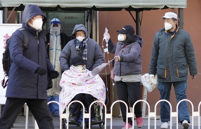 Menschen besuchen ein Krankenhaus zur ambulanten Behandlung von Fieber inmitten einer Welle von Covid-19-Fällen. Die chinesische Regierung hatte Anfang des Monats ihre strengen Antivirenmaßnahmen gelockert.<span class='image-autor'>Foto: dpa/kyodo</span>