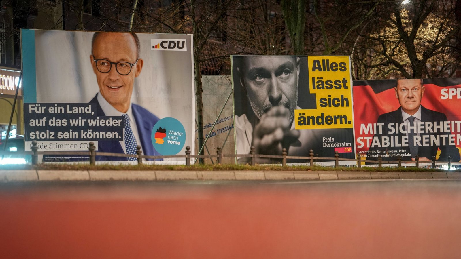 Die Parteien befinden sich im Wahlkampfmodus – fast jeder teilt gegen jeden aus, Liebeshochzeiten scheinen in Koalitionsverhandlungen nach dem Urnengang schwer vorstellbar. Eine Chronik des Wahlkampfs.Foto: picture alliance/dpa/Kay Nietfeld