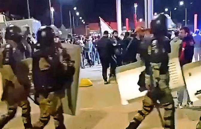 Erst Stunden nachdem der Mob am Flughafen wütet, treffen Sicherheitskräfte ein.<span class='image-autor'>Foto: AFP</span>