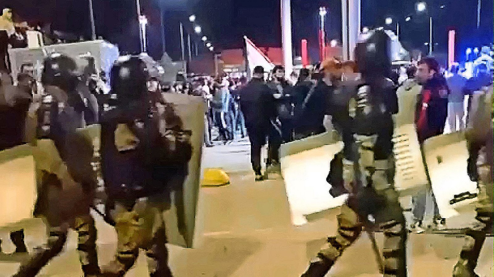 Erst Stunden nachdem der Mob am Flughafen wütet, treffen Sicherheitskräfte ein.Foto: AFP
