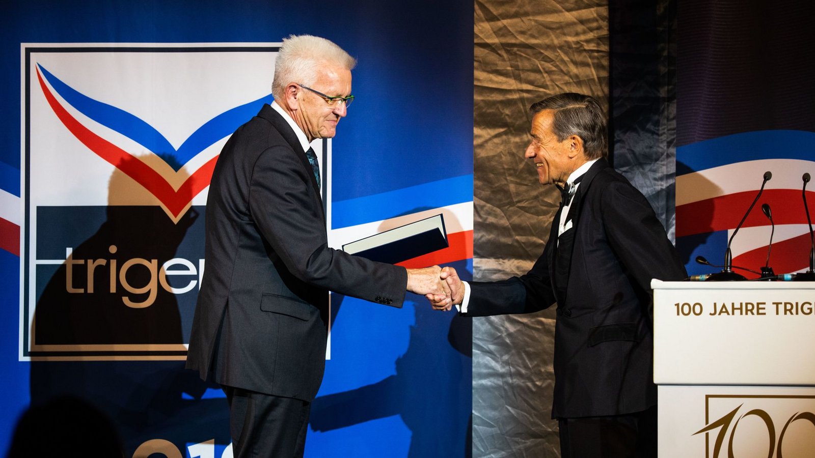 Baden-Württembergs Ministerpräsident Winfried Kretschmann (Grüne) verleiht Wolfgang Grupp 2019 im Rahmen der Feier zum 100-jährigen Bestehen von Trigema das Bundesverdienstkreuz Erster Klasse. Das Unternehmen war von Grupps Großvater und dessen Bruder gegründet worden.Foto: dpa/Philipp von Ditfurth Baden-Württembergs Ministerpräsident Winfried Kretschmann (Grüne) verleiht Wolfgang Grupp 2019 im Rahmen der Feier zum 100-jährigen Bestehen von Trigema das Bundesverdienstkreuz Erster Klasse. Das Unternehmen war von Grupps Großvater und dessen Bruder gegründet worden.Foto: dpa/Philipp von Ditfurth