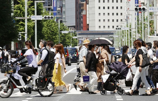 Nicht erst seit Corona bewegen sich Japaner mit Mundschutz in der Masse.<span class='image-autor'>Foto: dpa/kyodo</span>