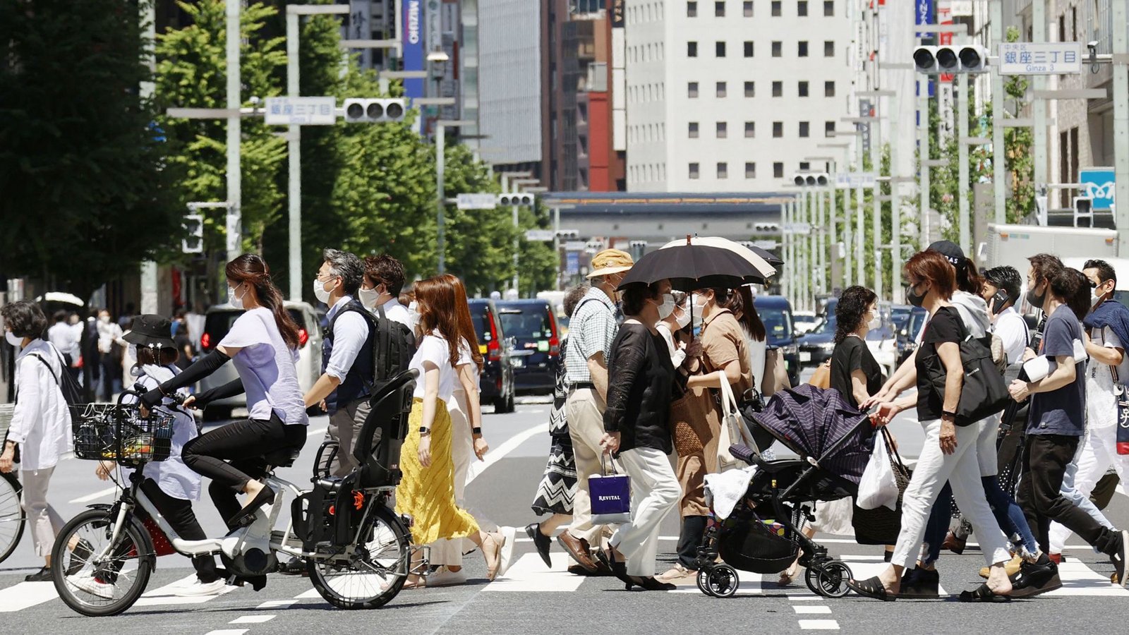 Nicht erst seit Corona bewegen sich Japaner mit Mundschutz in der Masse.Foto: dpa/kyodo Nicht erst seit Corona bewegen sich Japaner mit Mundschutz in der Masse.Foto: dpa/kyodo