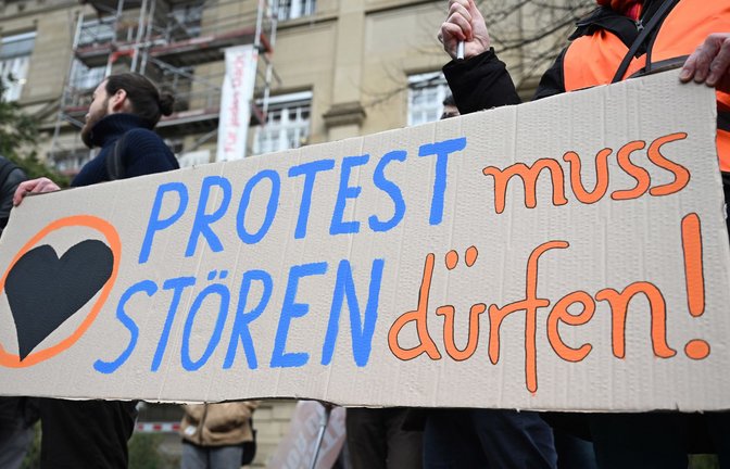 „Protest muss stören dürfen“, finden die Aktivisten der Letzten Generation. Bei ihrer Kundgebung vor dem Oberlandesgericht in Karlsruhe bleiben sie am Dienstag aber auf dem Gehweg.<span class='image-autor'>Foto: dpa/Uli Deck</span>