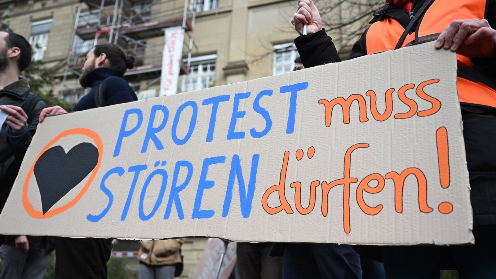 „Protest muss stören dürfen“, finden die Aktivisten der Letzten Generation. Bei ihrer Kundgebung vor dem Oberlandesgericht in Karlsruhe bleiben sie am Dienstag aber auf dem Gehweg.Foto: dpa/Uli Deck „Protest muss stören dürfen“, finden die Aktivisten der Letzten Generation. Bei ihrer Kundgebung vor dem Oberlandesgericht in Karlsruhe bleiben sie am Dienstag aber auf dem Gehweg.Foto: dpa/Uli Deck