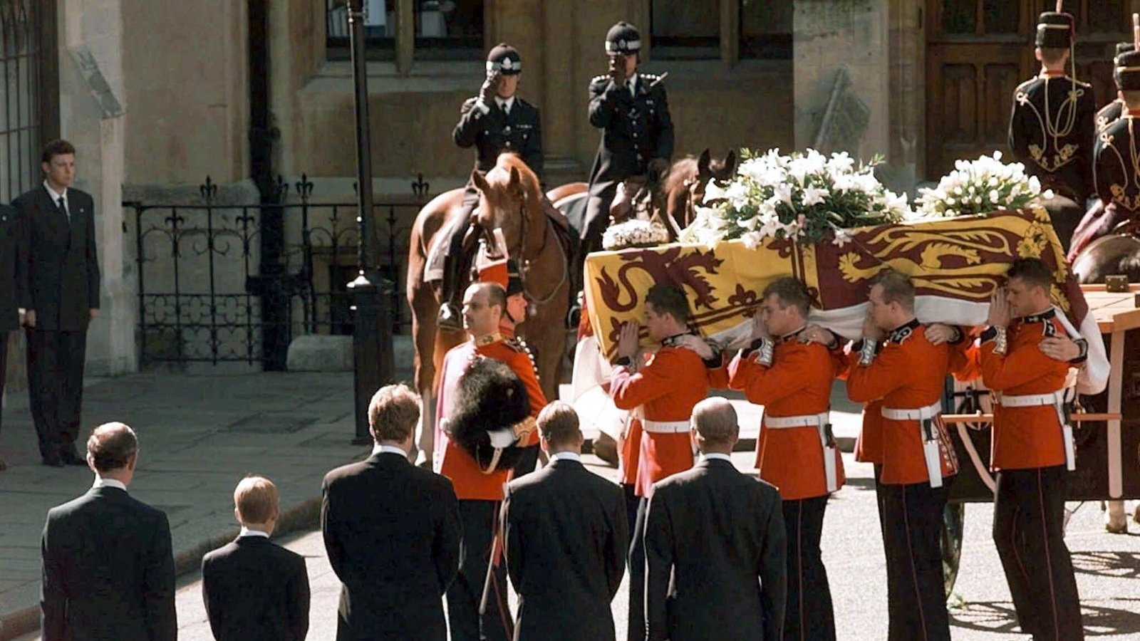 Der Sarg mit dem Leichnam von Prinzessin Diana wird am 06.09.97 zur Trauerfeier in die Westminster-Abtei in London getragen. Im Vordergrund beim letzten Geleit für die Verstorbene: (von links) Prinz Charles, ihr Sohn Harry, ihr Bruder Charles Spencer, ihr Sohn William und Prinz Philip.Foto: picture alliance / John_Gaps_Iii/Pool/dpa | John_Gaps_Iii
