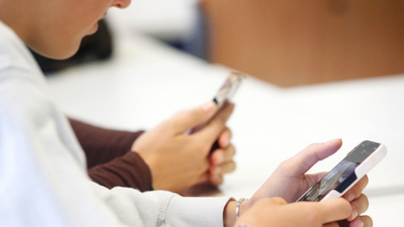Smartphone in der Schule: Zwei Bundesländer planen, dies zu verbietenFoto: dpa/Roland Weihrauch Smartphone in der Schule: Zwei Bundesländer planen, dies zu verbietenFoto: dpa/Roland Weihrauch