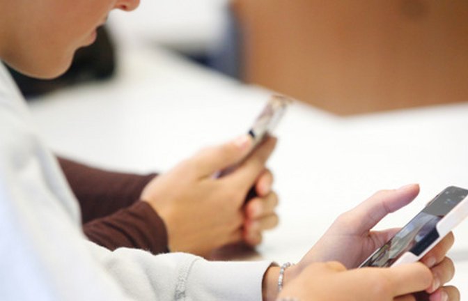 Smartphone in der Schule: Zwei Bundesländer planen, dies zu verbieten<span class='image-autor'>Foto: dpa/Roland Weihrauch</span>