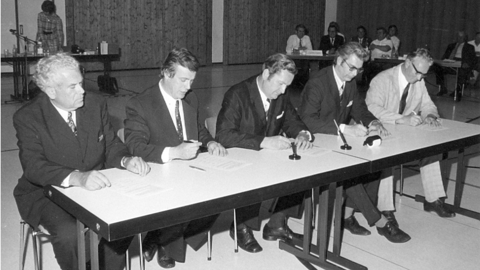Auch die Fusion von fünf Filderdörfern zu Filderstadt stieß bei den Bürgern auf wenig Gegenliebe – am Ende unterzeichneten die fünf Bürgermeister doch den „Ehevertrag“.Foto: Auch die Fusion von fünf Filderdörfern zu Filderstadt stieß bei den Bürgern auf wenig Gegenliebe – am Ende unterzeichneten die fünf Bürgermeister doch den „Ehevertrag“.Foto: 