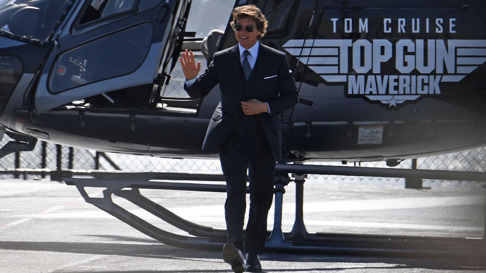 US-Schauspieler Tom Cruise kommt in einem Hubschrauber zur Weltpremiere von „Top Gun: Maverick!“ (Archivfoto).Foto: AFP/ROBYN BECK