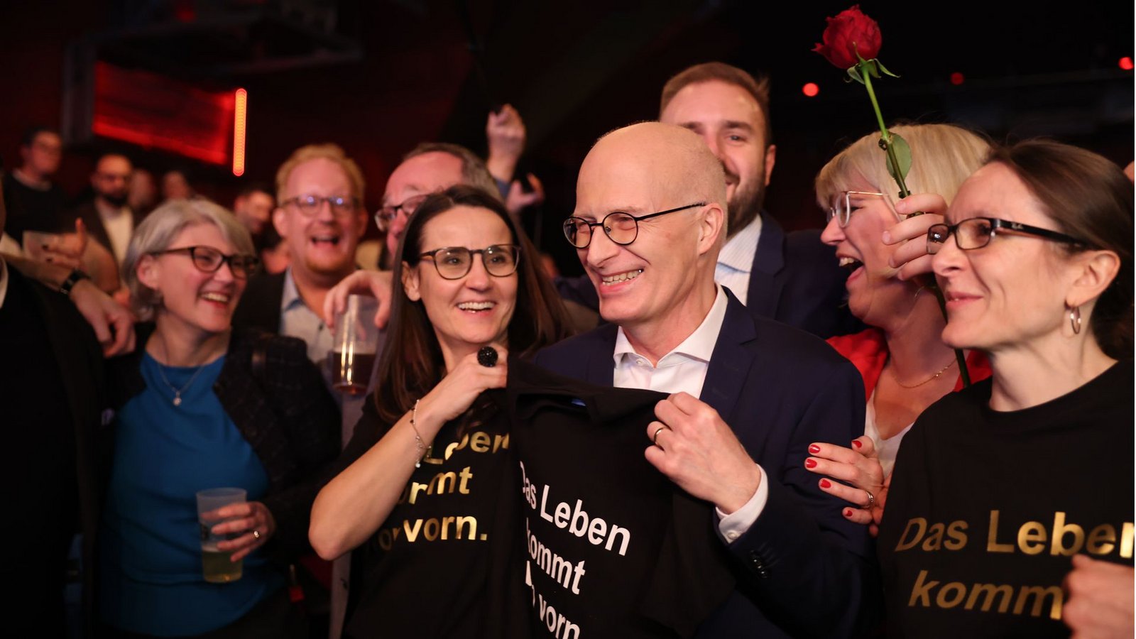 Peter Tschentscher wird auf der Wahlparty von den Genossen gefeiert.Foto: dpa//Christian Charisius Peter Tschentscher wird auf der Wahlparty von den Genossen gefeiert.Foto: dpa//Christian Charisius