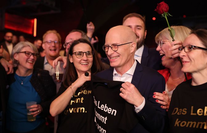 Peter Tschentscher wird auf der Wahlparty von den Genossen gefeiert.<span class='image-autor'>Foto: dpa//Christian Charisius</span>
