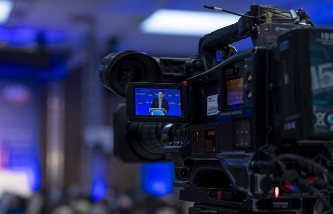 Alles blau? Ein Dienstleister aus dem Umfeld der AfD wird das Streitgespräch streamen.<span class='image-autor'>Foto: IMAGO/Eventpress</span>