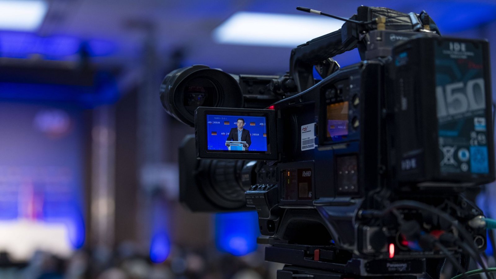 Alles blau? Ein Dienstleister aus dem Umfeld der AfD wird das Streitgespräch streamen.Foto: IMAGO/Eventpress Alles blau? Ein Dienstleister aus dem Umfeld der AfD wird das Streitgespräch streamen.Foto: IMAGO/Eventpress