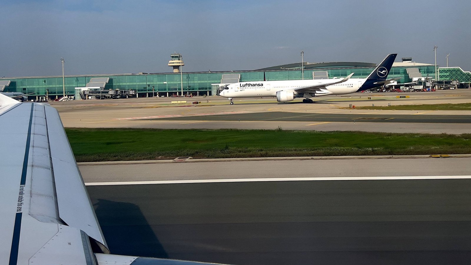 Auf dem Flughafen El Prat landete die Maschine außerplanmäßig (Symbolbild).Foto: IMAGO/Action Pictures/IMAGO