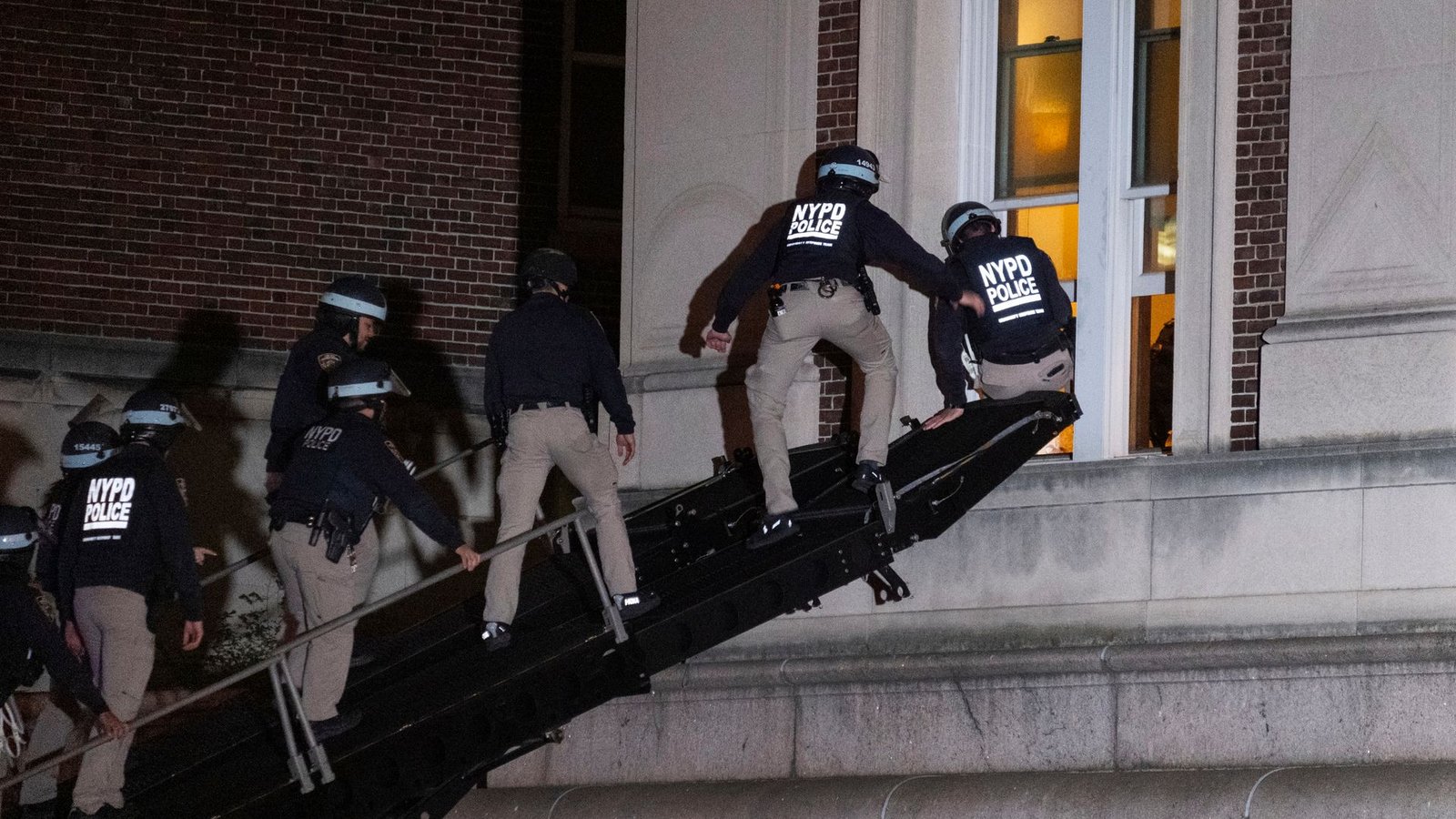 Die New Yorker Polizei dringt in das obere Stockwerk der Hamilton Hall auf dem Campus der Columbia University in New York ein.Foto: Craig Ruttle/AP/dpa