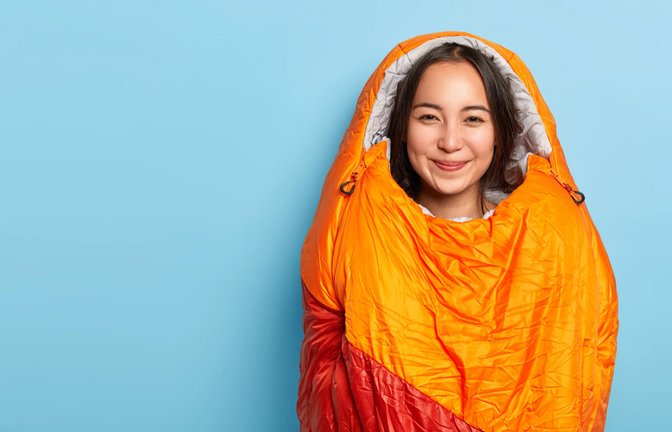 In diesem Artikel zeigen wir Ihnen, wie Sie Ihren Daunenschlafsack richtig waschen. (Temperatur, Waschmittel und Trocknen)<span class='image-autor'>Foto: Wayhome Studio / Shutterstock.com</span>