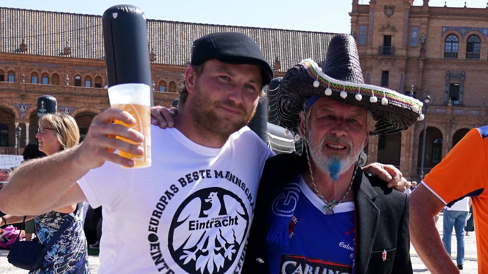Freundschaftlich verbunden in der Liebe zum Fußball – ein Fan der Eintracht und ein Anhänger der Rangers am Nachmittag in Sevilla.Foto: IMAGO   //Andrew Milligan