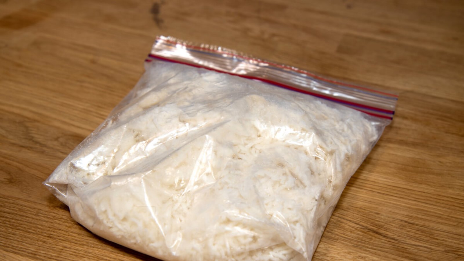Portionierter Reis ist im Gefrierfach zwischen 3 bis 6 Monate haltbar. 5 Tipps, auf die Sie beim Einfrieren von Reis achten müssen.Foto: LD Media UK / Shutterstock.com Portionierter Reis ist im Gefrierfach zwischen 3 bis 6 Monate haltbar. 5 Tipps, auf die Sie beim Einfrieren von Reis achten müssen.Foto: LD Media UK / Shutterstock.com