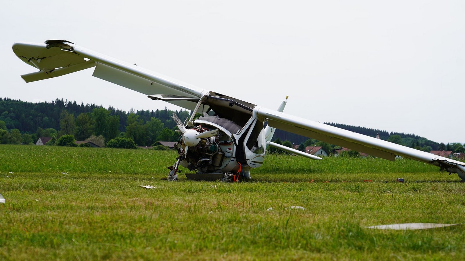 Das Ultraleichtflugzeug wurde bei dem Aufprall vollständig zerstört.Foto: Braun/swd-medien/dpa/Braun