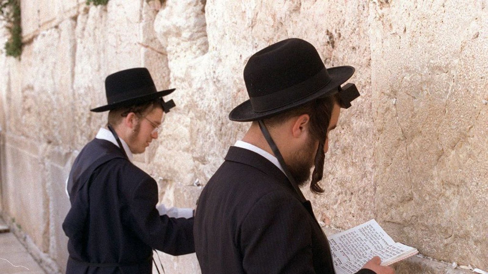 Gott Jahwe hat Israel nach jüdischem Glauben zu seinem auserwählten Volk bestimmt. Die Gläubigen folgen Gottes Ruf, indem sie sein ewiges Gesetz des Fastens und Ruhens am Versöhnungstag Jom Kippur befolgen.Foto: dpa Gott Jahwe hat Israel nach jüdischem Glauben zu seinem auserwählten Volk bestimmt. Die Gläubigen folgen Gottes Ruf, indem sie sein ewiges Gesetz des Fastens und Ruhens am Versöhnungstag Jom Kippur befolgen.Foto: dpa