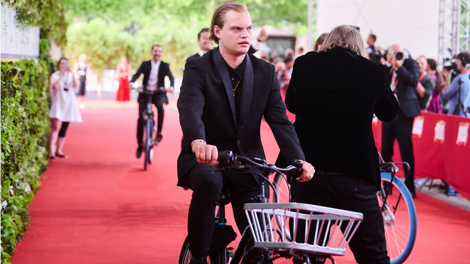 Mit dem Fahrrad auf dem roten Teppich: Schauspieler Wilson Gonzales OchsenknechtFoto: dpa/Annette Riedl