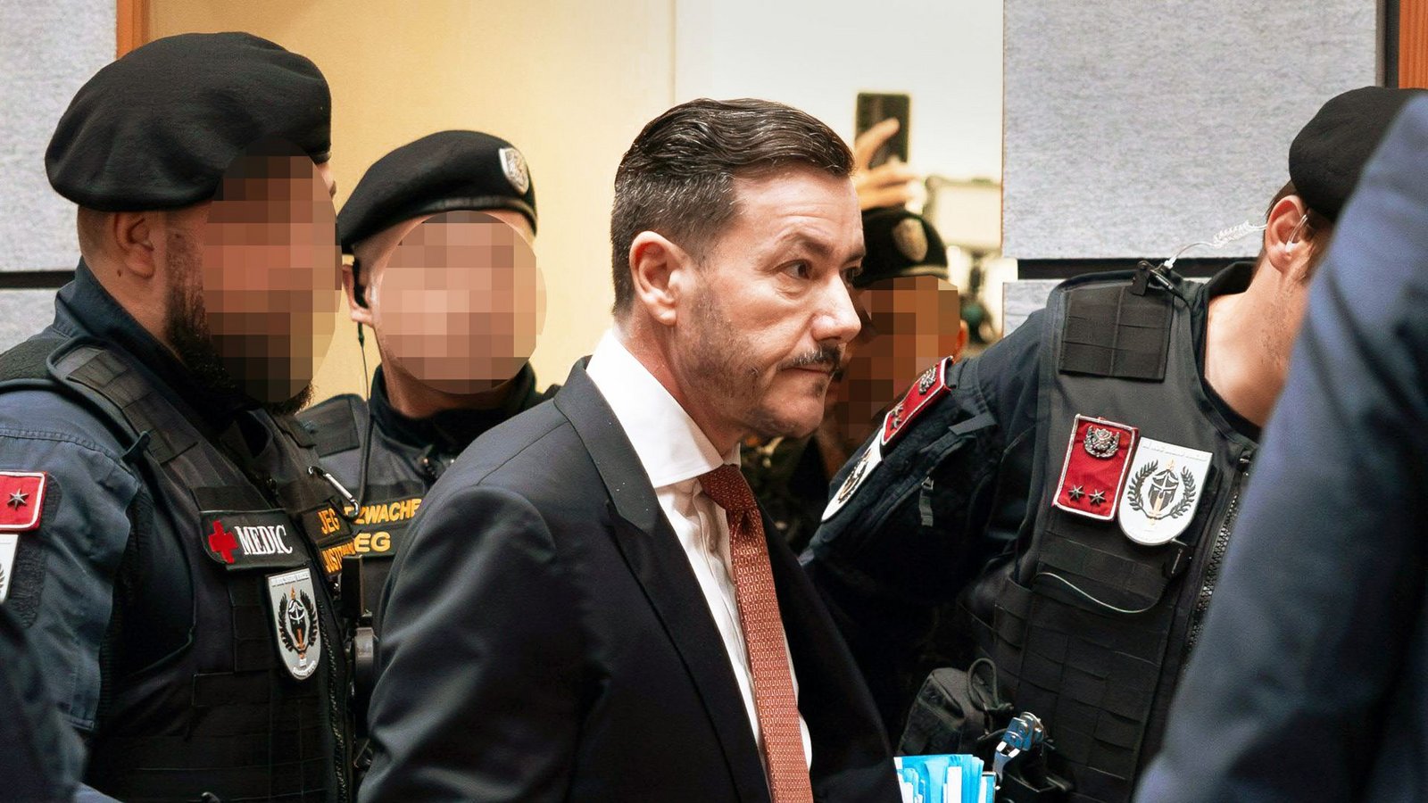 Adrett gekleidet, aber von neun Monaten U-Haft gezeichnet, betritt der insolvente Immobilienunternehmer Benko den Gerichtssaal in seiner Heimatstadt Innsbruck.Foto: Expa/Johann Groder/APA/dpa