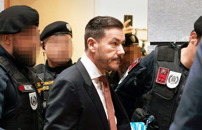 Adrett gekleidet, aber von neun Monaten U-Haft gezeichnet, betritt der insolvente Immobilienunternehmer Benko den Gerichtssaal in seiner Heimatstadt Innsbruck.<span class='image-autor'>Foto: Expa/Johann Groder/APA/dpa</span>