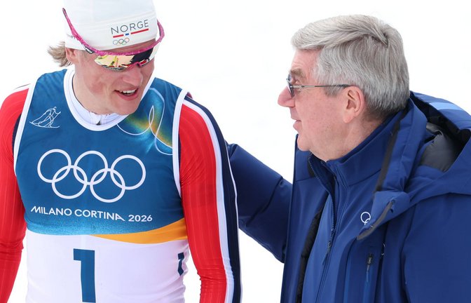 Thomas Bach (re.) gratuliert Johannes Hösflot Kläbo.<span class='image-autor'>Foto: IMAGO/AFLOSPORT</span>