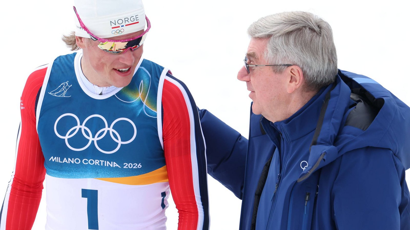 Thomas Bach (re.) gratuliert Johannes Hösflot Kläbo.Foto: IMAGO/AFLOSPORT Thomas Bach (re.) gratuliert Johannes Hösflot Kläbo.Foto: IMAGO/AFLOSPORT