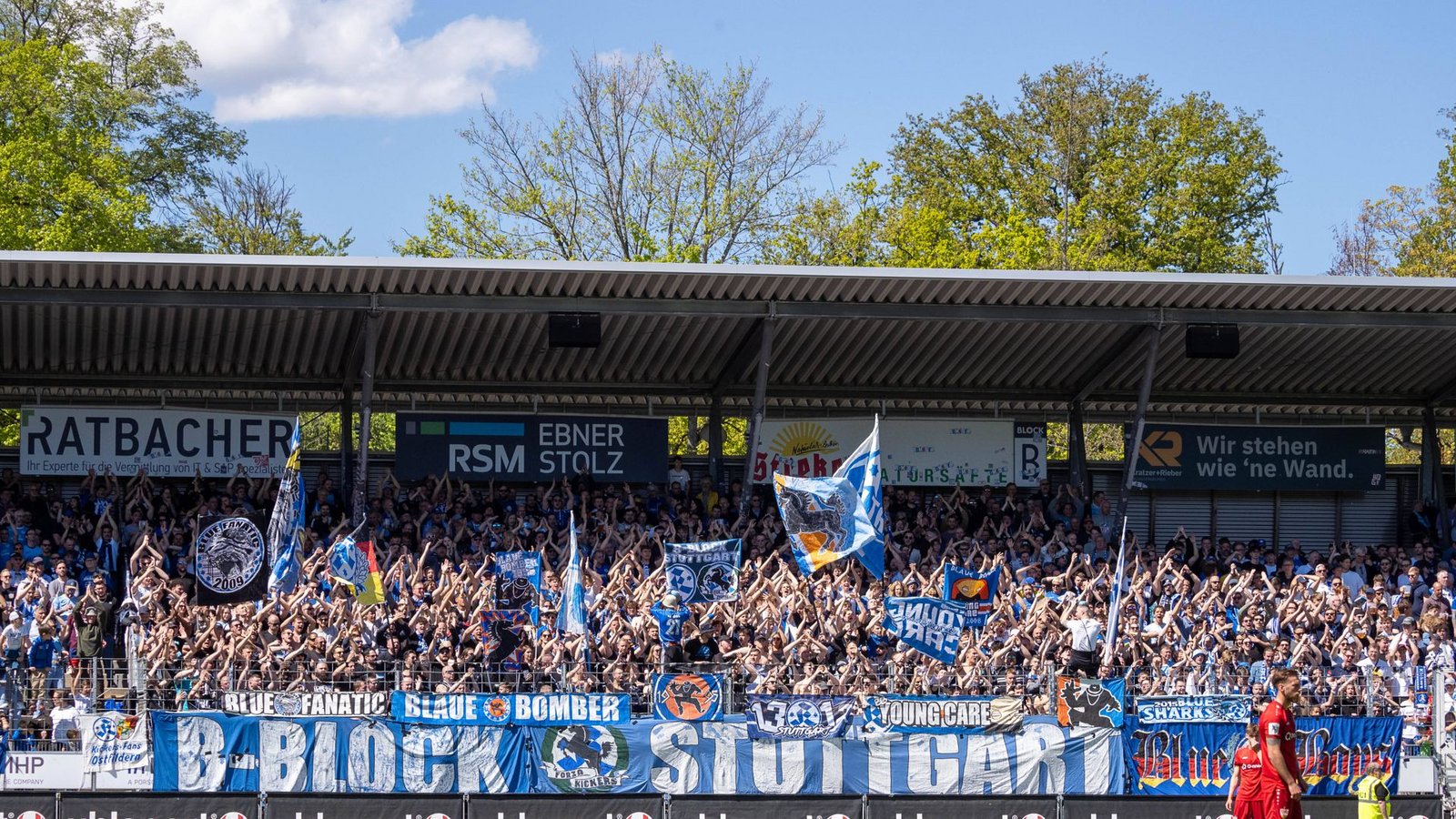 Die Fans im B-Block  unterstützen die Kickers grandios.Foto: IMAGO/Eibner/IMAGO/Eibner-Pressefoto/Max Vogel