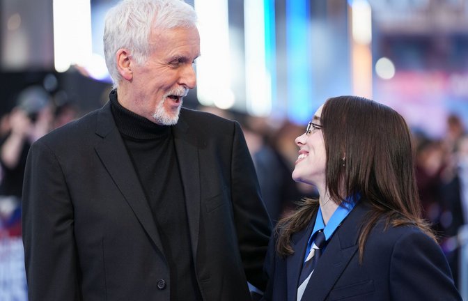 Hollywood-Regisseur James Cameron und Pop-Superstar Billie Eilish verstehen sich prächtig.<span class='image-autor'>Foto: Scott A Garfitt/Invision/AP/dpa</span>