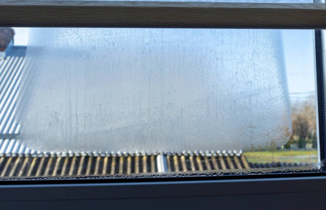 Wir erklären, warum sich Kondenswasser an der Außenseite von Fenstern bildet und wie man den Beschlag mit einfachen Mitteln vermeiden kann.<span class='image-autor'>Foto: Daily_creativity / Shutterstock.com</span>