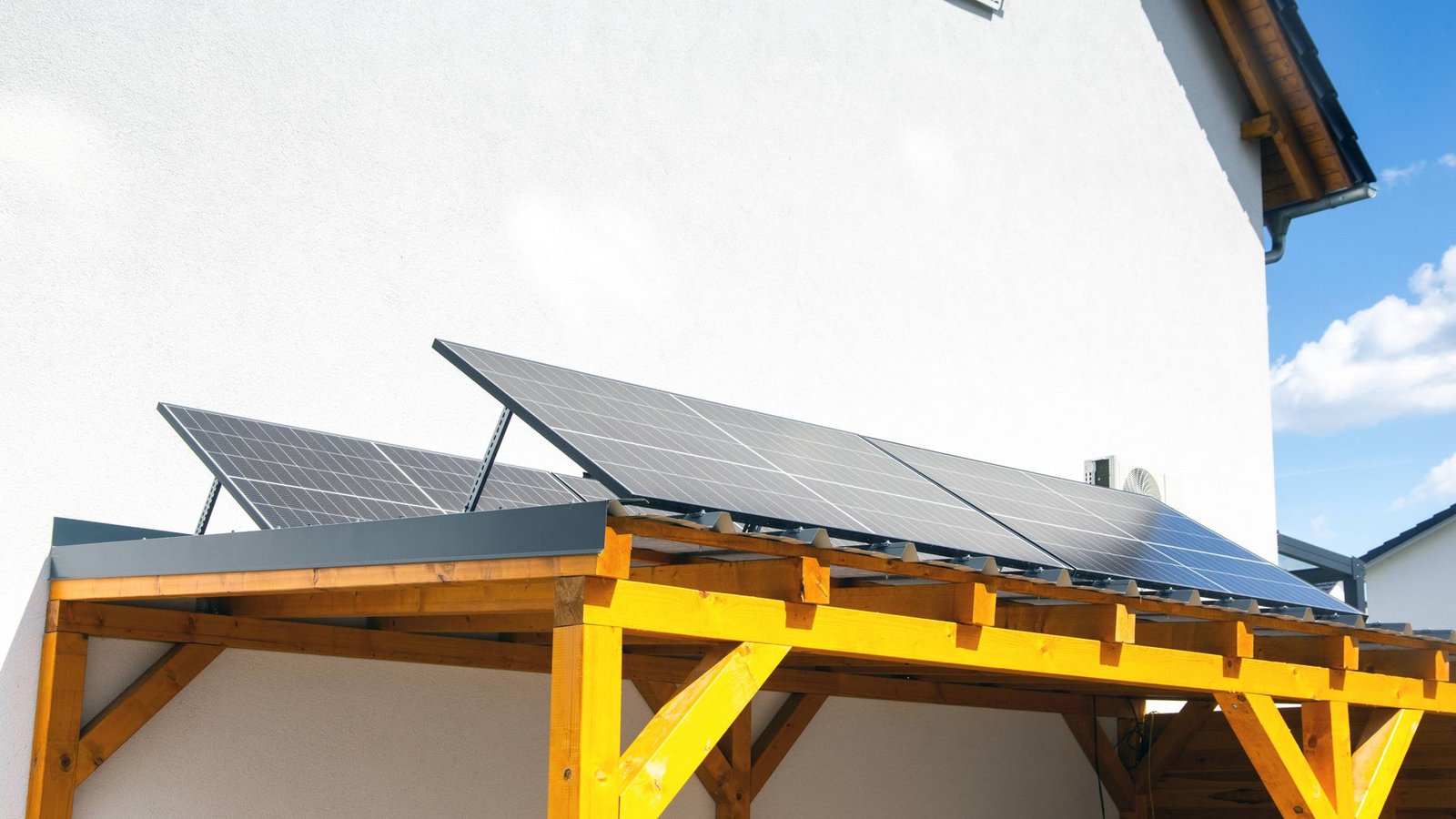Solarmodule eignen sich oft für einen Carport. Entweder weil hier ein E-Auto parkt oder weil es keinen passenden Balkon gibt, um Sonnenstrom einzufangen.Foto: Imago/U. J. Alexander/Imago Solarmodule eignen sich oft für einen Carport. Entweder weil hier ein E-Auto parkt oder weil es keinen passenden Balkon gibt, um Sonnenstrom einzufangen.Foto: Imago/U. J. Alexander/Imago