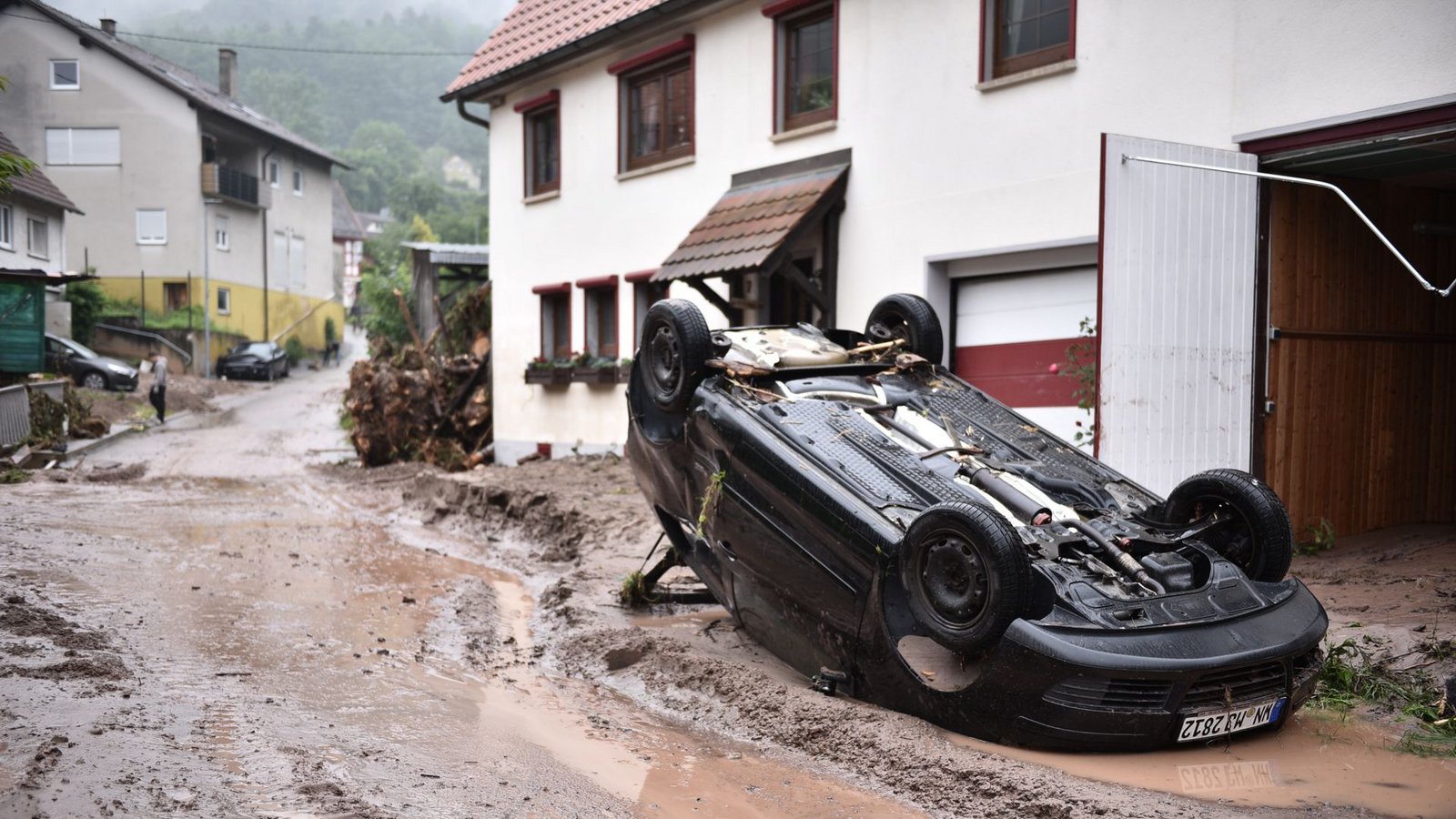 Autos wurden durch die Wassermassen In Rudersberg-Klaffenberg auf den Kopf gestellt.Foto: StZN/Philip Weingand Autos wurden durch die Wassermassen In Rudersberg-Klaffenberg auf den Kopf gestellt.Foto: StZN/Philip Weingand