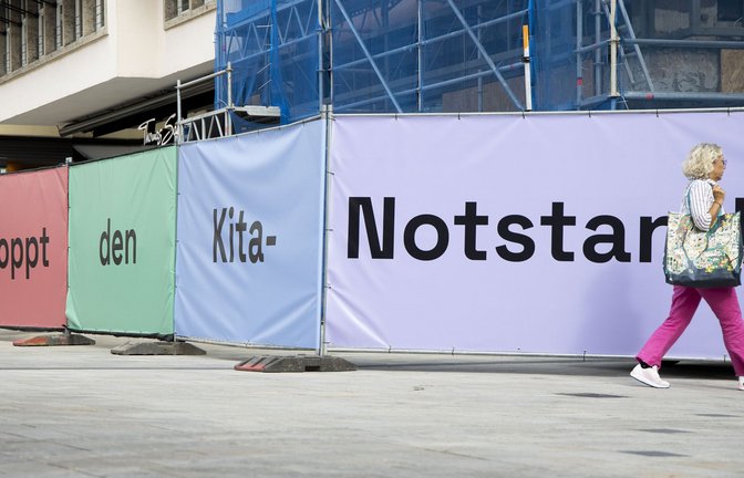 Plätze und Erzieher fehlen überall, in Stuttgart machten kürzlich Eltern mit Plakaten darauf aufmerksam.<span class='image-autor'>Foto: Lichtgut/Leif Piechowski</span>