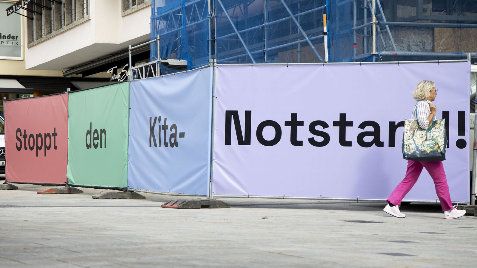 Plätze und Erzieher fehlen überall, in Stuttgart machten kürzlich Eltern mit Plakaten darauf aufmerksam.Foto: Lichtgut/Leif Piechowski
