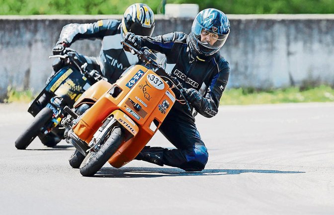 Langstreckenrennen auf der Vespa: Toni Fattorusso mit seiner getunten Maschine auf der Rennstrecke im französischen Magny-Cours  Foto: StN/privat