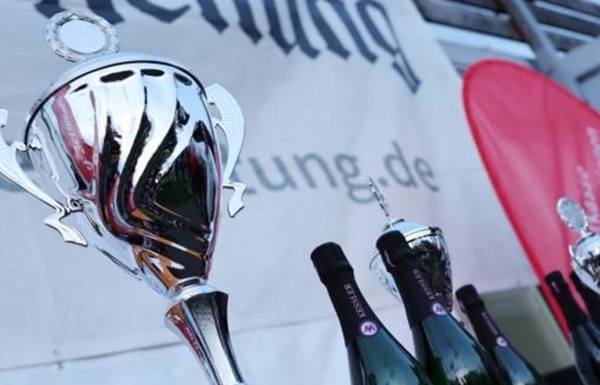 Der Sieger des EZ-Pokals darf sich wie immer, über den Wanderpokal freuen.<span class='image-autor'>oh</span>