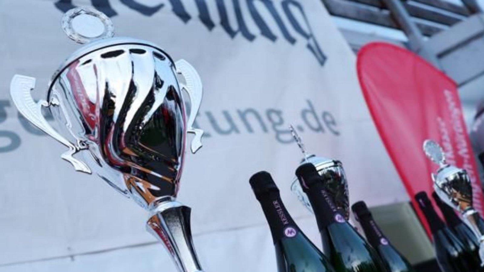 Der Sieger des EZ-Pokals darf sich wie immer, über den Wanderpokal freuen.oh Der Sieger des EZ-Pokals darf sich wie immer, über den Wanderpokal freuen.oh
