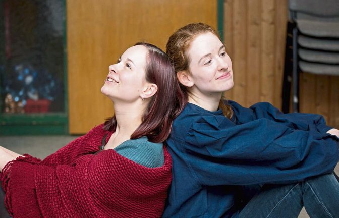 Doppelbelastung für Annalena Grihn und Ina Wernstedt (von links) in „Ronja Räubertochter“: Sie spielen die Hauptrollen und führen Regie. Fotos: p