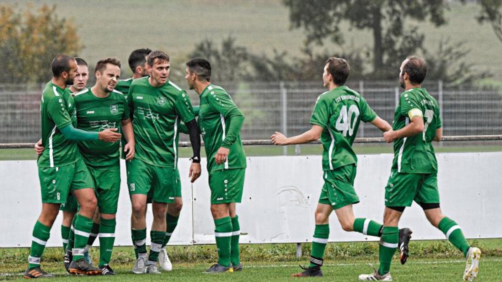 Die Spieler des TSV Kleinglattbach bejubeln das 3:0 durch Alexander Stierl (Dritter von links) über die SGM Sachsenheim.Und damit gleichzeitig den ersten Saisonsieg. Foto: Leitner