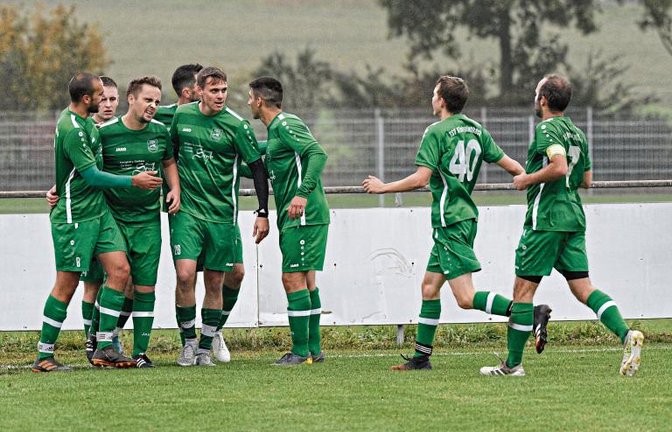 Die Spieler des TSV Kleinglattbach bejubeln das 3:0 durch Alexander Stierl (Dritter von links) über die SGM Sachsenheim.Und damit gleichzeitig den ersten Saisonsieg. Foto: Leitner