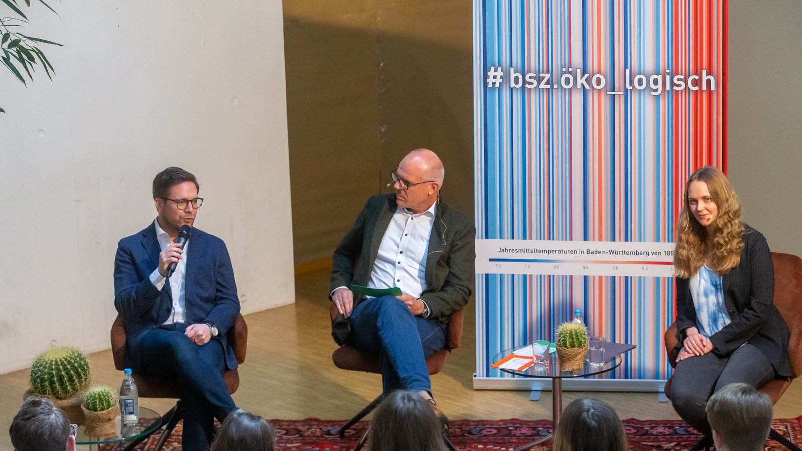 Der CDU-Bundestagsabgeordnete Fabian Gramling (CDU), Schulleiter Stefan Ranzinger und Noemi Mundhaas von der Organisation „Letzte Generation“ (von links) beim Streitgespräch. Foto: Bürkle Der CDU-Bundestagsabgeordnete Fabian Gramling (CDU), Schulleiter Stefan Ranzinger und Noemi Mundhaas von der Organisation „Letzte Generation“ (von links) beim Streitgespräch. Foto: Bürkle