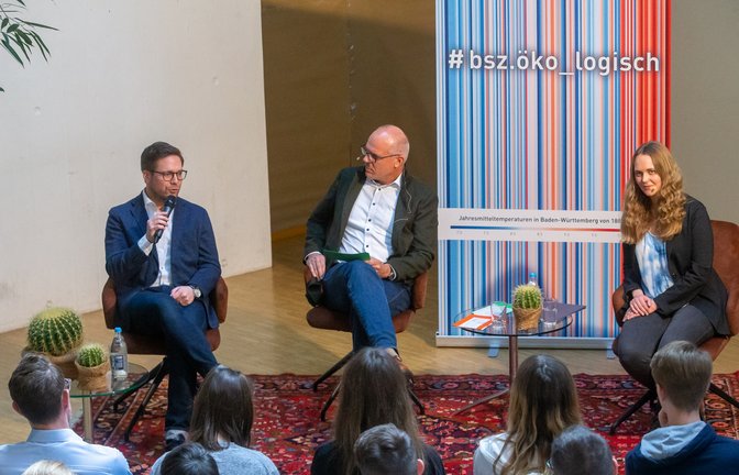Der CDU-Bundestagsabgeordnete Fabian Gramling (CDU), Schulleiter Stefan Ranzinger und Noemi Mundhaas von der Organisation „Letzte Generation“ (von links) beim Streitgespräch. <span class='image-autor'>Foto: Bürkle</span>